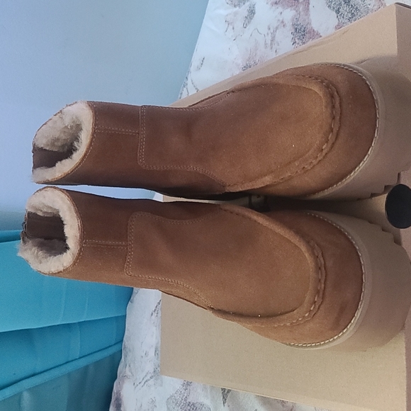 UGG - Picture 3 of 5